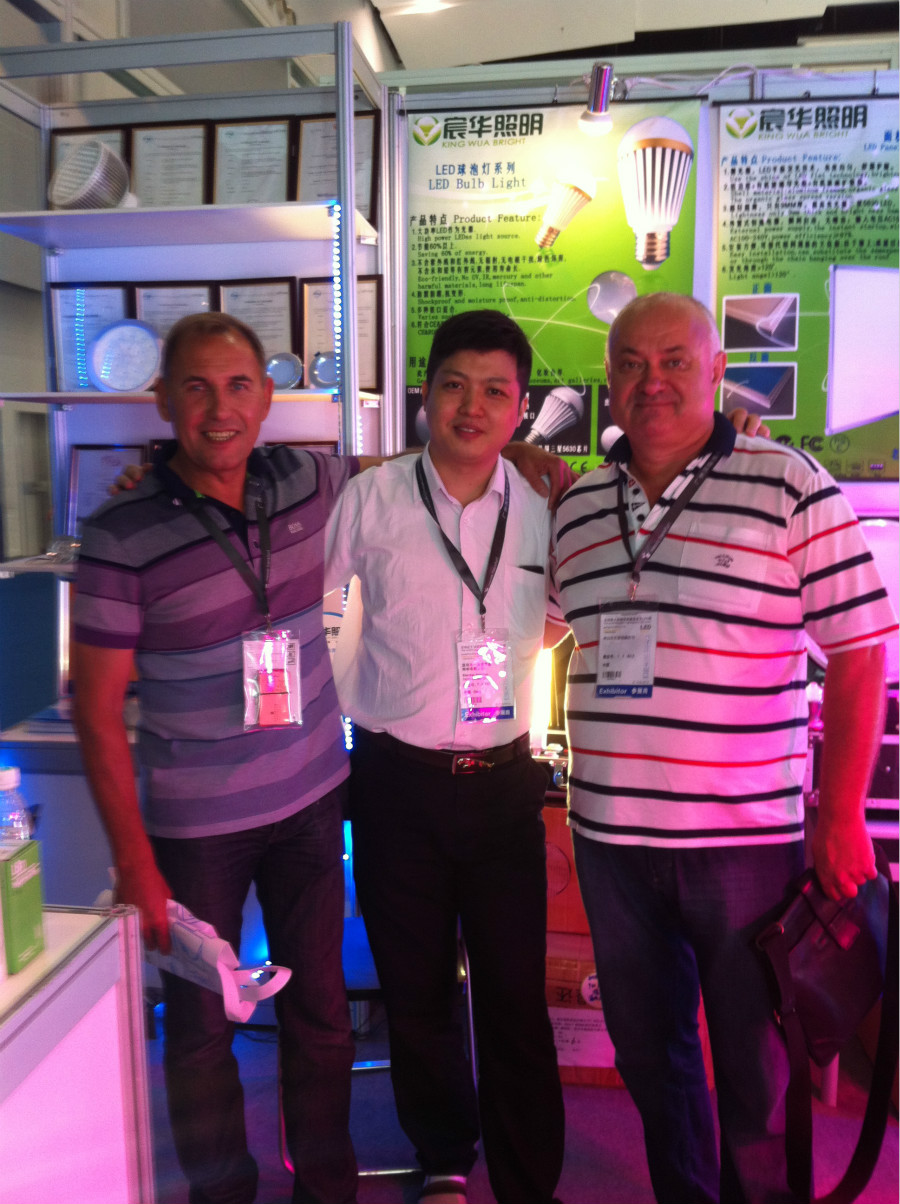 西班牙客户来香港展会洽谈LED植物灯项目